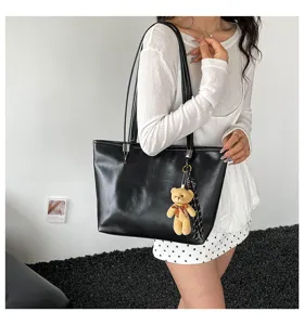 Classica borsa tote nera in pelle da donna, grande borsa a spalla casual con ciondolo.