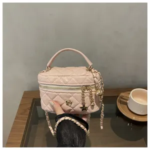 Bolso bandolera acolchado rosa con cadena, elegante bolso de mano pequeño detalle.