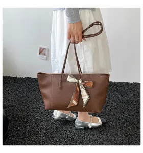 Grande borsa tote in pelle marrone con dettaglio foulard, ideale per il lavoro quotidiano e stile.