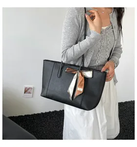 Borsa tote nera in pelle da donna, borsa a spalla capiente con foulard per il lavoro quotidiano.