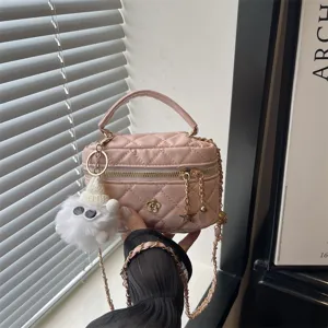 Elegante bolso acolchado rosa con asa, correa de cadena y bonito llavero de felpa.