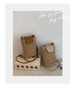 Kleine stro schoudertas voor dames, stijlvolle zomerse telefoon tas met lederen flap.