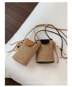 Chique geweven telefoontas met leren flap en kralenkwastje, stijlvolle mini crossbody tas voor dames.