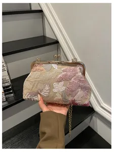 Elegante borsa da sera pochette ricamata con paillettes, chiusura e catena metallica.