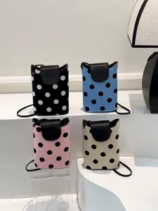 Vue détaillée du sac bandoulière à pois élégant avec rabat noir et superbe design.