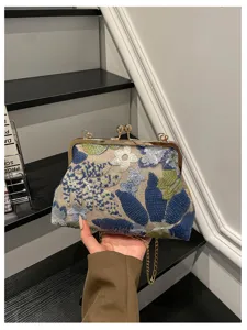 Borsa da sera ricamata in stile cinese con struttura in metallo e dettagli floreali.