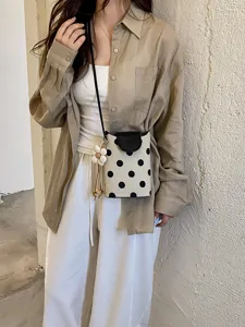 Sac bandoulière élégant à pois pour femme, petit sac porté épaule tendance avec charm floral.