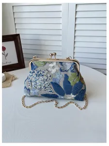 Elegante borsa da sera ricamata con fiori blu e paillettes dettaglio catena oro.
