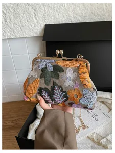 Primo piano sui dettagli della borsa da sera floreale ricamata con paillettes.