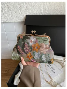 Borsa a mano pochette clutch ricamata con fiori e paillettes stile cinese dettaglio catena