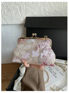 Vista dettagliata della borsa da sera ricamata con paillettes e chiusura elegante.