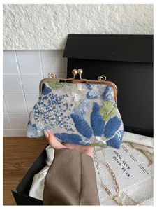 Elegante borsa pochette con chiusura a bacio ricamata di fiori e paillettes con catena per donna.