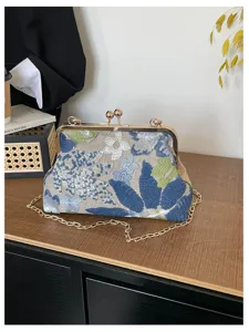 Elegante borsa da sera con ricamo di paillettes floreali e chiusura metallica a bacio.