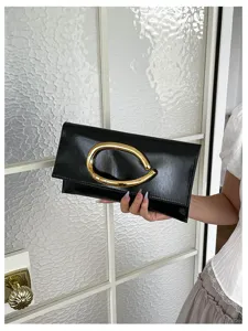 Stijlvolle zwarte enveloppe clutch tas met opvallende gouden C-gesp. Chique dames handtas.