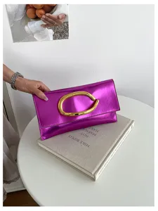 Gedetailleerd overzicht van paarse metallic envelop clutch tas met gouden C sluiting.