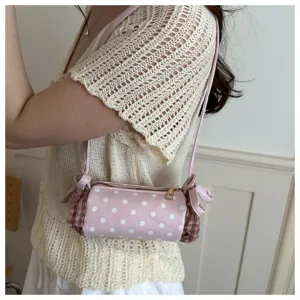 Graziosa borsa a tracolla cilindrica a pois rosa con volant a quadri per look da ragazze.