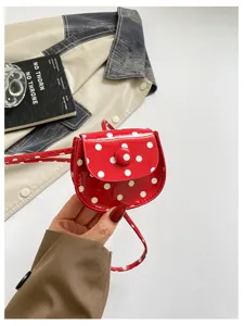 Detailaufnahme einer roten Lackleder-Minitasche mit Punkten für einen niedlichen Look.