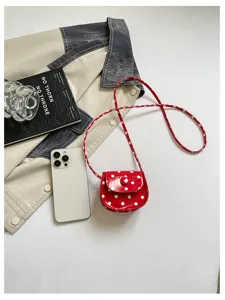 Detailansicht einer süßen rot-weißen gepunkteten Mini-Satteltasche im sauberen Flat-Lay.