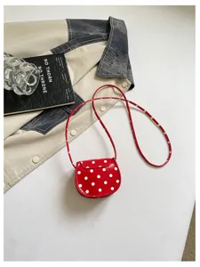 Süße Kinder rote Punkte Mini Satteltasche Detail, stilvolle Umhängetasche für Mädchen.