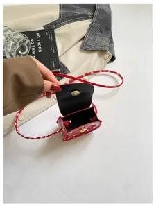 Kinder rote Punkte Mini Satteltasche Detail, süße Umhängetasche für Mädchen, stylisches Accessoire.