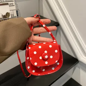 Kinder rote Punkte Mini Satteltasche, süße Lackleder Kinder Umhängetasche Tasche.