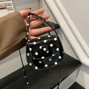 Süße schwarz-weiße Pünktchen Mini-Satteltasche für Kinder, stylische Umhängetasche.