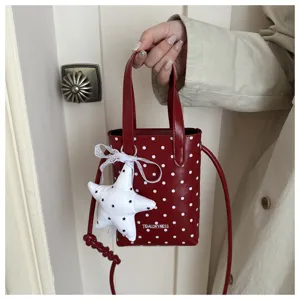 Bolso cruzado de lunares rojos elegante con colgante de estrella lindo, mini bolso de verano.