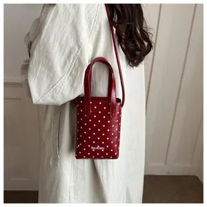 Bolso pequeño rojo con lunares para mujer, elegante bolso cruzado de hombro detalle.