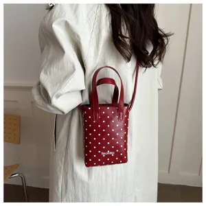 Bolso cruzado mini de lunares rojos, lindo bolso de hombro de cuero PU para uso diario.