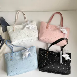 Sternenprint Shopper Detailansicht, lässige Umhängetasche mit süßem Spitzenanhänger.
