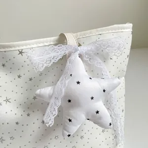 Detailansicht der Segeltuchtasche mit niedlichem Sternanhänger und Spitzen-Schleife, chic.