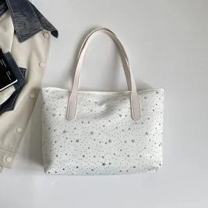 Canvas Shopper Detailansicht: weißer Stoff mit kleinen silbernen Sternen und hellen Henkeln.