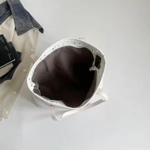 Detailansicht der grossen Sternen Segeltuchtasche mit robustem Schultergurt fur den Alltag.