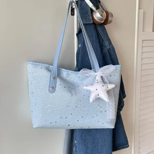 Hellblaue Canvas-Tragetasche mit Sternenmuster, weißer Spitzenschleife und süßem Sternanhänger.