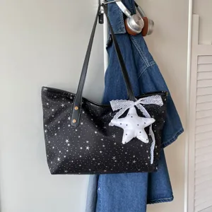 Detailansicht der schwarzen Segeltuchtasche mit weißem Sternenmuster und Sternanhänger.