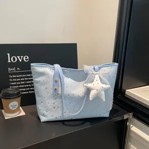 Freizeittasche hellblau Canvas Shopper mit Sternenmuster und niedlichem Plueschanhaenger.