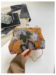 Stupenda borsa da sera con ricamo in stile cinese e paillettes con telaio metallico.