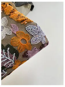 Primo piano dettagliato di borsa da sera ricamata con paillettes fiori mesh clutch.