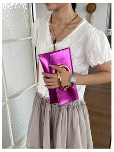 Metallieke roze enveloppe clutch tas met gouden C-handvat detail voor dames mode.