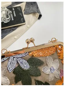 Borsa da sera con ricamo floreale cinese, dettaglio pochette con paillettes in rete.