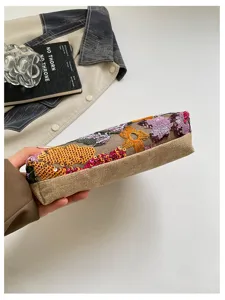 Vista dettagliata della borsa da sera con ricamo floreale di paillettes e rete.