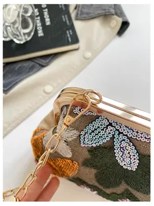 Vista dettagliata della borsa da sera ricamata in stile cinese con paillettes e catena.