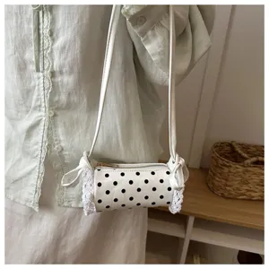 Borsa a tracolla cilindrica a pois per bambini con grazioso bordo in pizzo bianco elegante.