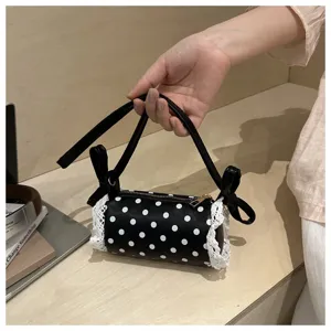 Borsa a mano cilindrica a pois per ragazze con bordo in pizzo bianco e grazioso fiocco.