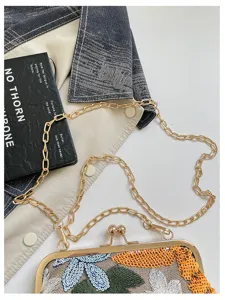 Chic borsa da sera con paillette ricamate e catena dorata, elegante design floreale.