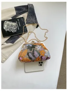 Borsa da sera ricamata in stile cinese con paillettes e chiusura bacio, bel dettaglio.