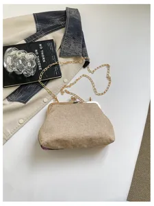 Elegante borsa da sera con chiusura a bacio, catena dorata e dettagli floreali ricamati.