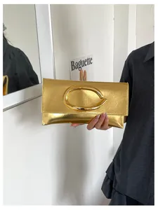 Metalen gouden envelop clutch tas met unieke C-vormige metalen gesp voor elegante vrouwen.