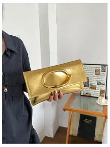 Minimalistische metallen clutch handtas voor dames met elegante C-gesp en stijl.