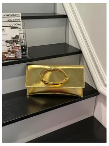 Metalisch gouden enveloppe clutch tas voor vrouwen met stijlvolle C-gesp, elegante feesttas.